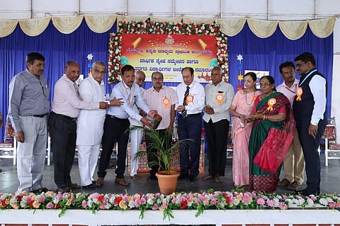 ಸವದತ್ತಿ ನಗರದಲ್ಲಿ ಹಮ್ಮಿಕೊಂಡಿದ್ದ ಕೆಎಲ್​ಇ ಕನ್ನಡ ಮಾಧ್ಯಮ ಪ್ರಾಥಮಿಕ ಶಾಲೆಯಲ್ಲಿ  ಹಮ್ಮಿಕೊಂಡಿದ್ದ ವಾರ್ಷಿಕೋತ್ಸವವನ್ನು ಬಿಇಒ ಎ.ಎ.ಖಾಜಿ ಉದ್ಘಾಟಿಸಿದರು. ಡಾ.ಎ.ಸಿ.ಕಬ್ಬಿಣ, ಬಸವರಾಜ ಕಾರದಗಿ, ಅಶೋಕ ಉದಪುಡಿ ಇತರರಿದ್ದರು.