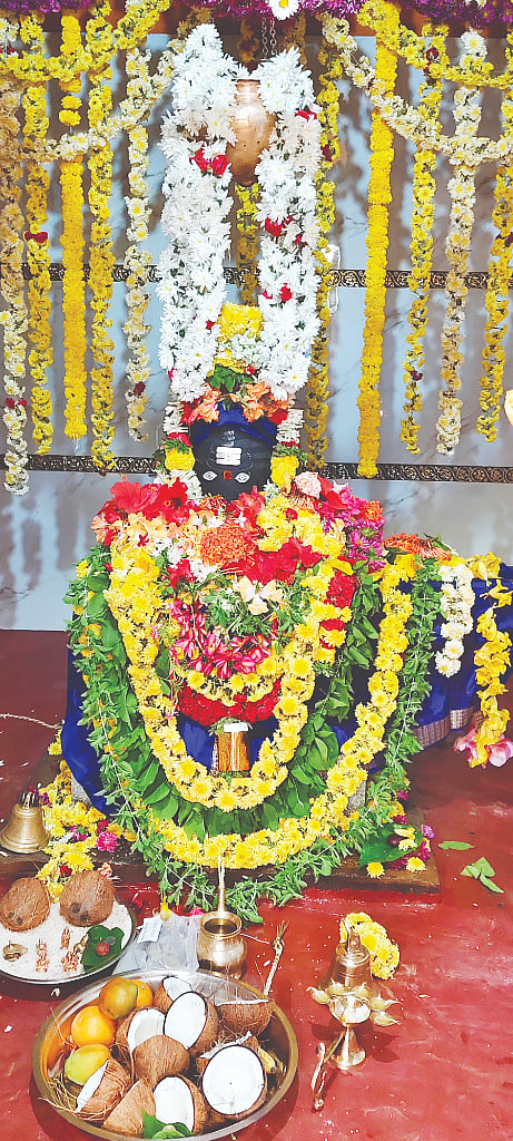 ಸಿದ್ದಾಪುರ ತಾಲೂಕಿನ ಬೇಡ್ಕಣಿ ಸಮೀಪದ ಈಶ್ವರ ದೇವಸ್ಥಾನ ಮಾತಿಮಠ ಹಾಗೂ ಪರವಾರ ದೇವರುಗಳ ಪ್ರತಿಷ್ಠಾಪನೆ ನಡೆಯಿತು. 