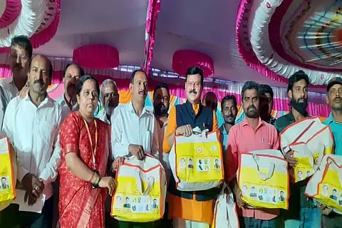 ಸಾಗರ ನಗರಸಭೆಯಲ್ಲಿ ಕಾರ್ಮಿಕ ಇಲಾಖೆಯಿಂದ ಕಾರ್ಮಿಕರಿಗೆ ಉಪಕರಣಗಳು ಮತ್ತು ಸುರಕ್ಷಾ ಕಿಟ್‌ಗಳನ್ನು ಶಾಸಕ ಗೋಪಾಲಕೃಷ್ಣ ಬೇಳೂರು ವಿತರಿಸಿದರು. ಎಚ್.ಕೆ.ನಾಗಪ್ಪ, ಶಿಲ್ಪಾ, ವಿಲ್ಸನ್ ಗೋನ್ಸಾಲ್ವಿಸ್, ರವೀಂದ್ರ ಸಾಗರ್, ಸುರೇಶಬಾಬು, ಗಣಪತಿ ಇತರರಿದ್ದರು.