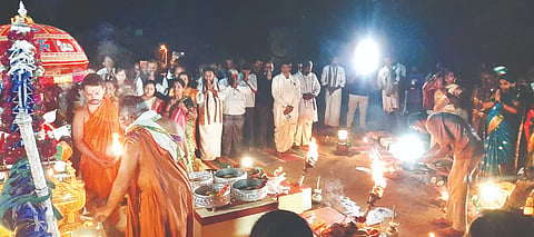 ಶಿರಸಿಯ ಮಾರಿಕಾಂಬಾ ದೇವಿ ಜಾತ್ರೆ ಅಂಗವಾಗಿ ಹೊರಬೀಡು ಕಾರ್ಯಕ್ರಮ ಜರುಗಿತು.