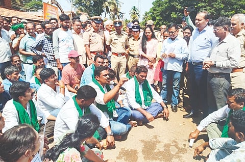 ಶಿರಸಿ-ಹುಬ್ಬಳ್ಳಿ ರಸ್ತೆ ಕಾಮಗಾರಿ ತ್ವರಿತ ಪೂರ್ಣಗೊಳಿಸುವಂತೆ ಆಗ್ರಹಿಸಿ ಸಾರ್ವಜನಿಕರು ಬಿಸಲಕೊಪ್ಪದಲ್ಲಿ ಪ್ರತಿಭಟನೆ ನಡೆಸಿದರು. ಸುನೀಲ ನಾಯ್ಕ, ಪ್ರಶಾಂತ ಗೌಡ, ರಾಘವೇಂದ್ರ ನಾಯ್ಕ ಇತರರಿದ್ದರು.