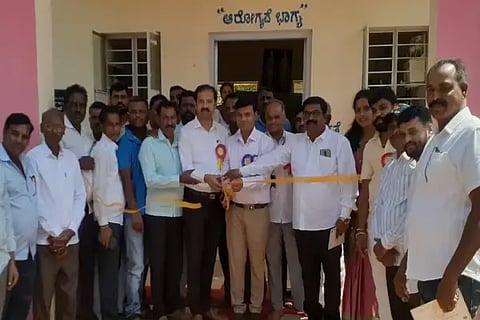 ಸೊರಬ ತಾಲೂಕಿನ ಉದ್ರಿ ಗ್ರಾಮದಲ್ಲಿ ಆಯೋಜಿಸಿದ್ದ ರಕ್ತದಾನ ಶಿಬಿರವನ್ನು ಆಯುರ್ವೇದ ಆಸ್ಪತ್ರೆ ವೈದ್ಯಾಧಿಕಾರಿ ಮಹೇಶ್ ಉದ್ಘಾಟಿಸಿದರು. ಮನಸ್ವಿನಿ, ಡಾ. ಪ್ರಭು ಸಾಹುಕಾರ, ದೇಸಾಯಿ ಗೌಡ ಇತರರಿದ್ದರು.