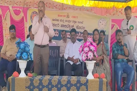 ಸೊರಬ ತಾಲೂಕಿನ ಉದ್ರಿ ಗ್ರಾಮದಲ್ಲಿ ಸರ್ಕಾರಿ ಪಾಲಿಟೆಕ್ನಿಕ್ ಕಾಲೇಜಿನ ಎನ್‌ಎಸ್‌ಎಸ್ ಶಿಬಿರದ ಸಮಾರೋಪ ಸಮರಂಭದಲ್ಲಿ ಪ್ರಾಚಾರ್ಯ ಎಚ್.ಎಂ.ಚಂದ್ರಕುಮಾರ ಮಾತನಾಡಿದರು. ದೀಪಕ್ ಡೋಂಗ್ರೆ, ಶಿವರಾಜ್, ಉಮೇಶ್, ಮಮತಾ ಇತರರಿದ್ದರು.