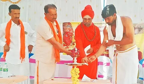 ಸೊರಬ ತಾಲೂಕಿನ ಚೀಲೂರು ಗ್ರಾಮದ ಶ್ರೀ ಮಾರಿಕಾಂಬಾ ದೇವಿ ದೇವಸ್ಥಾನ ಲೋಕಾರ್ಪಣೆ ಕಾರ್ಯಕ್ರಮವನ್ನು ಶ್ರೀ ಮಹಾಂತ ಸ್ವಾಮೀಜಿ ಉದ್ಘಾಟಿಸಿದರು. ಮಲ್ಲಪ್ಪ, ತುಕರಾಮ, ಗಿರೀಶ್‌ಕುಮಾರ್, ಶಶಿಕುಮಾರ್, ರಾಜಪ್ಪ, ಧರ್ಮಪ್ಪ, ಲೋಕೇಶ್ ಇತರರಿದ್ದರು.