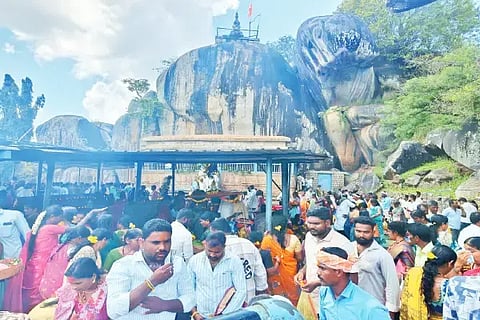 ಗೌರಿ ಹುಣ್ಣಿಮೆ ನಿಮಿತ್ತ ಸೊರಬ ಚಂದ್ರಗುತ್ತಿ ಶ್ರೀ ರೇಣುಕಾಂಬ ದೇವಸ್ಥಾನಕ್ಕೆ ಆಗಮಿಸಿದ್ದ ಭಕ್ತರು.