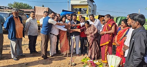 ಸೋಮವಾರಪೇಟೆ ಪಟ್ಟಣ ಪಂಚಾಯಿತಿ ವತಿಯಿಂದ ಕೈಗಾರಿಕಾ ಬಡಾವಣೆಯಲ್ಲಿ ಪೇ ಪಾರ್ಕಿಂಗ್ ಕಾಮಗಾರಿಗೆ ಶಾಸಕ ಡಾ.ಮಂತರ್‌ಗೌಡ ಚಾಲನೆ ನೀಡಿದರು. ಆದಂ, ಕೃಷ್ಣಪ್ರಸಾದ್, ಹೇಮಕುಮಾರ್, ಜಯಂತಿ, ಚಂದ್ರು ಇದ್ದರು.