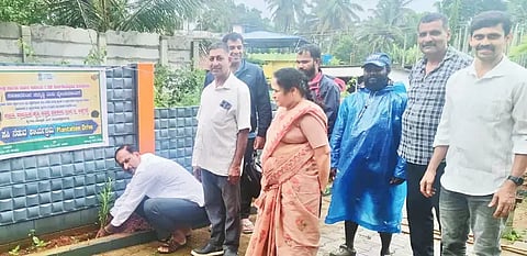 ಕಾವಡಿ ಪಿಎಸಿಎಸ್ ಆವರಣದಲ್ಲಿ ಪ್ರಸನ್ನ ಬೇಗಾನೆ ಗಿಡ ನೆಟ್ಟರು. ರೋಹಿಣಿ, ಸುದರ್ಶನ್, ಶ್ರೀಧರ್ ಅಣ್ಣುಕೂಡಿಗೆ ಇದ್ದರು.