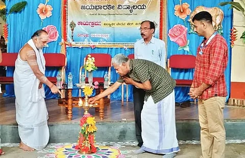ಶೃಂಗೇರಿಯಲ್ಲಿ ಶ್ರೀ ಶಾರದಾ ಪೀಠದಿಂದ ವಿದ್ಯಾರ್ಥಿ ವೇತನದ ಚೆಕ್ ವಿತರಣಾ ಕಾರ್ಯಕ್ರಮವನ್ನು ಶಂ.ನ.ಶೇಷಗಿರಿ ಉದ್ಘಾಟಿಸಿದರು. ವಿನಯ್, ಡಾ. ಲಕ್ಷ್ಮೀನಾರಾಯಣ್ ಹಾಗೂ ವಿದ್ಯಾರ್ಥಿಗಳು ಇದ್ದರು.