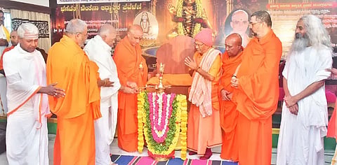ಶೃಂಗೇರಿ ಆದಿಚುಂಚನಗಿರಿ ಶಾಖಾ ಮಠದಲ್ಲಿ ಆಯೋಜಿಸಿದ್ದ ಸತ್ಸಂಗ ಮತ್ತು ಭಗವತ್ ಚಿಂತನಾ ಆಧ್ಯಾತ್ಮಿಕ ಪ್ರವಚನ ಕಾರ್ಯಕ್ರಮವನ್ನು ಶ್ರೀ ಆದಿಚುಂಚನಗಿರಿ ಮಠದ ಪೀಠಾಧ್ಯಕ್ಷ ನಿರ್ಮಲಾನಂದನಾಥ ಸ್ವಾಮೀಜಿ ಉದ್ಘಾಟಿಸಿದರು. ಕಿರಣ್‌ಕುಮರ್, ಕೆ.ಸಿ.ನಾಗೇಶ್, ಗೇರುಬೈಲು ಶಂಕರಪ್ಪ, ರಮೇಶ್ ಇತರರಿದ್ದರು.