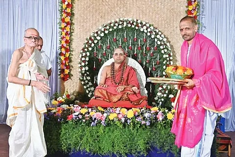 ಶೃಂಗೇರಿ ವಿದ್ಯಾಭಾರತಿ ಭವನದಲ್ಲಿ ಕೂಟ ಮಹಾಜಗತ್ತಿನ ರಜತ ಮಹೋತ್ಸವ ಕಾರ್ಯಕ್ರಮದಲ್ಲಿ ಡಾ. ಸುಬ್ರಾಯ ವಿ. ಭಟ್ ಅವರನ್ನು ಗೌರವಿಸಲಾಯಿತು. ಜಗದ್ಗುರು ಶ್ರೀ ವಿಧುಶೇಖರ ಭಾರತಿ ಸ್ವಾಮೀಜಿ, ನಾಗರಾಜ್ ಇದ್ದರು.