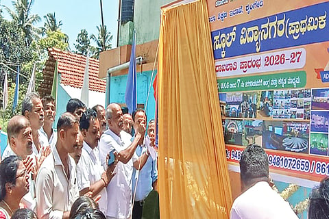 ಶೃಂಗೇರಿಯ ವಿದ್ಯಾನಗರದಲ್ಲಿ ಕೆಪಿಎಸ್ ಶಾಲೆಯನ್ನು ಶಾಸಕ ಟಿ.ಡಿ ರಾಜೇಗೌಡ ಉದ್ಘಾಟಿಸಿದರು. ವಿಜಯಕುಮಾರ್, ಮಹಾಬಲ, ಶಿವಮೂರ್ತಿ,ತ್ರಿವೇಣಿ ಇದ್ದರು.