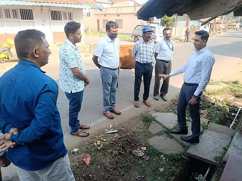 ಕೊಡ್ಲಿಪೇಟೆ ಗ್ರಾಪಂನಿಂದ ಆಯೋಜಿಸಿದ್ದ ಸ್ವಚ್ಛತಾ ಆಂದೋಲನ ತಾಪಂಇಒ ಪರಮೇಶ್ ಅಧಿಕಾರಿಗಳಿಗೆ ಮಾಹಿತಿ ನೀಡುತ್ತಿರುವುದು.  ಕೊಡ್ಲಿಪೇಟೆ ಪಿಡಿಒ ರಾಜೇಂದ್ರ ಇತರರು ಇದ್ದರು.
