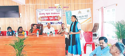 ದುಂಡಳ್ಳಿ ಗ್ರಾಪಂ ನಲ್ಲಿ ಆಯೋಜಿಸಿದ್ದ ಮಕ್ಕಳ ಗ್ರಾಮಸಭೆಯಲ್ಲಿ ಅಧ್ಯಕ್ಷತೆ ವಹಿಸಿದ್ದ ವಿದ್ಯಾರ್ಥಿ ಮುಬಾಷಿರಾ ಮಾತನಾಡಿದರು. ಗ್ರಾಪಂ ಅಧ್ಯಕ್ಷೆ ಭವಾನಿ ಗುರು, ಪಿಡಿಒ ಆಯಿಷಾ ಬಾನು, ವನಿತಾ ಇತರರು ಇದ್ದರು.
