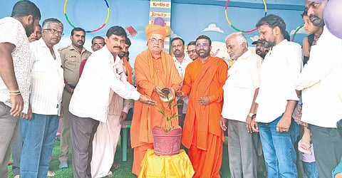 ಯಡ್ರಾಮಿಯಲ್ಲಿ ಹಮ್ಮಿಕೊಂಡಿದ್ದ ಸಮಾರಂಭವನ್ನು ಸೊನ್ನದ ಶ್ರೀ ಡಾ.ಶಿವಾನಂದ ಸ್ವಾಮೀಜಿ ಉದ್ಘಾಟಿಸಿದರು. ಶ್ರೀ ಸಿದ್ಧಲಿಂಗ ಸ್ವಾಮೀಜಿ, ಸಿದ್ರಾಮಪ್ಪಗೌಡ ಮಾಲಿಪಾಟೀಲ್​, ಬಸಲಿಂಗಪ್ಪ ಸಾಹು ಅಂಕಲಕೋಟಿ, ಪ್ರಕಾಶ ಸಾಹು ಬೆಲ್ಲದ, ಅಣ್ಣಯ್ಯ ಹಿರೇಮಠ, ನಾಗೇಂದ್ರ ಪಾಟೀಲ್​ ಇದ್ದರು.