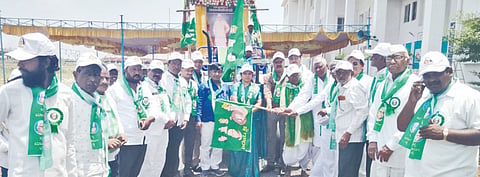 ಚಿತ್ತಾಪುರದಲ್ಲಿ ಭಾನುವಾರ ಆಯೋಜಿಸಿದ್ದ ಮಾಜಿ ಉಪ ಪ್ರಧಾನಿ ಡಾ.ಬಾಬು ಜಗಜೀವನರಾಮ್​ ಜಯಂತ್ಯುತ್ಸವ ಮೆರವಣಿಗೆಗೆ ತಹಸೀಲ್ದಾರ್​ ನಾಗಯ್ಯ ಹಿರೇಮಠ ಚಾಲನೆ ನೀಡಿದರು. ಭೀಮಣ್ಣ ಸಾಲಿ, ರಾಜಣ್ಣ ಕರದಾಳ, ಮರೆಪ್ಪ ಸಂದ್ಯಾನ್​, ಗೋಪಾಲರಾವ್​ ತೆಲಂಗ ಇದ್ದರು. 