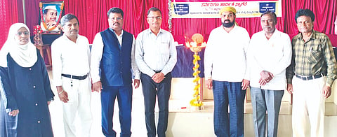 ಶಹಾಬಾದ್​ನ ಎಸ್​.ಎಸ್​.ಮರಗೋಳ ಕಾಲೇಜಿನಲ್ಲಿ ಹಮ್ಮಿಕೊಂಡಿದ್ದ ಕ್ರೀಡೆ, ಸಾಂಸತಿಕ, ರಾಷ್ಟ್ರೀಯ ಸೇವಾ ಯೋಜನೆಗಳ ಉದ್ಘಾಟನೆ ಸಮಾರಂಭದಲ್ಲಿ ಶೇಖ್​ ಸಾಹೀರಾ, ಡಾ.ಬಸವರಾಜ ಹಿರೇಮಠ, ಮಹ್ಮದ್​ ರಫೀಕ್​ ಬಾಗವಾನ್​, ರಮೇಶ ಭಟ್ಟ, ಡಾ.ವೆಂಕಟರಾಜಪ್ಪ, ರಾಮಣ್ಣ ಇಬ್ರಾಹಿಂಪುರ ಇದ್ದರು. 