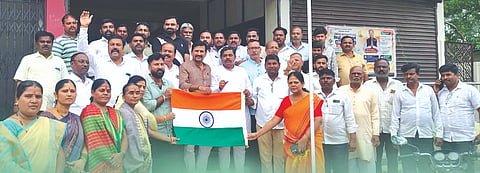 ಶಹಾಬಾದ್​ ಬಿಜೆಪಿ ಮಂಡಲ ಕಚೇರಿಯಲ್ಲಿ ಹರ್​ ರ್​ ತಿರಂಗಾ ಅಭಿಯಾನಕ್ಕೆ ಗ್ರಾಮೀಣ ಜಿಲ್ಲಾಧ್ಯಕ್ಷ ಅಶೋಕ ಬಗಲಿ ಚಾಲನೆ ನೀಡಿದರು. ಆನಂದ ಪಾಟೀಲ್​ ಮಹೇಂದ್ರ ಪೂಜಾರಿ, ವೀರೇಂದ್ರ ಪಾಟೀಲ್​, ನಿಂಗಣ್ಣ ಹುಳಗೋಳ ಇತರರಿದ್ದರು.