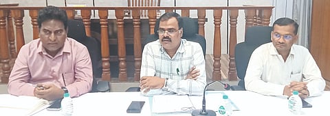 ಚಿತ್ತಾಪುರ ತಹಸಿಲ್​ ಕಚೇರಿಯಲ್ಲಿ ಸ್ವಾತಂತ್ರ್ಯ ದಿನ ನಿಮಿತ್ತ ಗುರುವಾರ ಹಮ್ಮಿಕೊಂಡ ಪೂರ್ವಸಿದ್ಧತೆ ಸಭೆಯಲ್ಲಿ ತಹಸೀಲ್ದಾರ್​ ನಾಗಯ್ಯ ಹಿರೇಮಠ ಮಾತನಾಡಿದರು. ರಾಜಕುಮಾರ ಮರತೂರಕರ್​, ಮಹ್ಮದ್​ ಅಕ್ರಂ ಪಾಶಾ ಇತರರಿದ್ದರು.