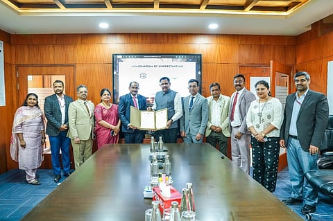 ಬೆಂಗಳೂರಿನ ಹೈಕೋರ್ಟ್​ನ ಮಧ್ಯಸ್ಥಿಕೆ ಮತ್ತು ಸೌಹಾರ್ದ ಕೇಂದ್ರ ಹಾಗೂ ಅಲಯನ್ಸ್​ ವಿವಿಯು ವಿದ್ಯಾರ್ಥಿಗಳ ಇಂರ್ಟನ್​ಶಿಪ್​ ಒಪ್ಪಂದಕ್ಕೆ ಸಹಿ ಹಾಕಲಾಯಿತು. ಜಿಲ್ಲಾ ನ್ಯಾಯಾಧೀಶ ದಿನೇಶ್​ ಹೆಗ್ಡೆ  ರಿಜಿಸ್ಟ್ರಾರ್​ ಡಾ.ಮತಂ ವಿಶ್ವನಾಥಯ್ಯ, ಅಲಯನ್ಸ್​ ವಿವಿ ರಿಜಿಸ್ಟ್ರಾರ್​ ಜನರಲ್​ ಸುರೇಖಾ ಶೆಟ್ಟಿ,  ಕೇಂದ್ರದ ಉಪನಿರ್ದೇಶಕ ವಿಘ್ನೇಶ್​ ಕುಮಾರ್​, ಅಲಯನ್ಸ್​ ಸ್ಕೂಲ್​ ಆಫ್​ ಲಾನ ಡೀನ್​ ಡಾ.ವಿ.ಶ್ಯಾಮ್​ ಕಿಶೋರ್​ ಇತರರು ಇದ್ದರು.
