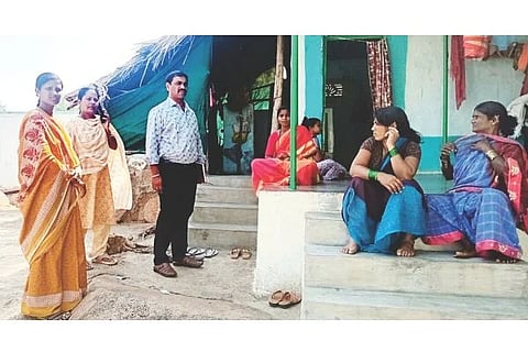 ಅರಕೇರಾ ತಾಲೂಕಿನ ಗಲಗ ಗ್ರಾಮದಲ್ಲಿ ಸಿಡಿಪಿಒ ಮಹೇಶ ನಾಯಕ ಫಲಾನುಭವಿಗಳ ಮನೆಗಳಿಗೆ ಭೇಟಿ ನೀಡಿ ಮಾಹಿತಿ ಪಡೆದರು. ವಲಯ ಮೇಲ್ವಿಚಾರಕಿ ಮಾನಮ್ಮ, ಅಂಗನವಾಡಿ ಕಾರ್ಯಕರ್ತೆ ರೇಣುಕಾ ಇತರರಿದ್ದರು.