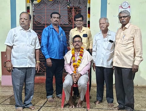  ಪಟ್ಟಣದ ಅಕ್ಕಮಹಾದೇವಿ ಅನುಭಾವ ಮಂಟಪದಲ್ಲಿ ಹಮ್ಮಿಕೊಂಡಿದ್ದ ಡಾ.ಫ.ಗು.ಹಳಕಟ್ಟಿ ಅವರ ಜಯಂತಿ ಕಾರ್ಯಕ್ರಮದಲ್ಲಿ ಡಾ.ಶಿವಕುಮಾರ ಅಂಗಡಿ ಅವರನ್ನು ಸನ್ಮಾನಿಸಲಾಯಿತು. ವೀರಣ್ಣ ಆಲೂರಹಿರೇಮಠ, ಕೆ.ಎಸ್.ಕೆರೂರ ಇತರರಿದ್ದರು.
