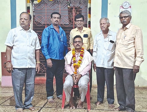 ಬಾದಾಮಿ ಪಟ್ಟಣದ ಅಕ್ಕಮಹಾದೇವಿ ಅನುಭಾವ ಮಂಟಪದಲ್ಲಿ ಹಮ್ಮಿಕೊಂಡಿದ್ದ ಡಾ.ಫ.ಗು.ಹಳಕಟ್ಟಿ ಅವರ ಜಯಂತಿ ಕಾರ್ಯಕ್ರಮದಲ್ಲಿ ಡಾ.ಶಿವಕುಮಾರ ಅಂಗಡಿ ಅವರನ್ನು ಸನ್ಮಾನಿಸಲಾಯಿತು. ವೀರಣ್ಣ ಆಲೂರಹಿರೇಮಠ, ಕೆ.ಎಸ್.ಕೆರೂರ ಇತರರಿದ್ದರು.