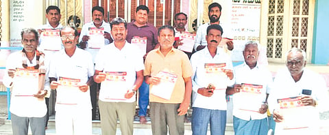 ಬಾಗೇಪಲ್ಲಿ ಪಟ್ಟಣದಲ್ಲಿ ಮಡಿವಾಳ ಸಮುದಾಯದ ಪೂರ್ವಭಾವಿ ಸಭೆಯಲ್ಲಿ ಪ್ರತಿಭಟನೆಯ ಕರಪತ್ರ ಬಿಡುಗಡೆ ಮಾಡಲಾಯಿತು.ಮಡಿವಾಳ ಸಮುದಾಯ ಮುಖಂಡರಾದ ಎಲ್​.ರವಣಪ್ಪ, ಬಿಳ್ಳೂರು ರಾಮು, ಗುರಾಲದಿನ್ನ ಮಂಜುನಾಥ, ವೆಂಕಟರಾಮು, ರಾಮಚಂದ್ರಪ್ಪ, ಎಲ್​.ವೆಂಕಟೇಶ್​, ಎಸ್​.ವಿ.ಮಲ್ಲಪ್ಪ, ಅಶೋಕ್​, ಬಾಲಾಜಿ, ಎಸ್​.ಎಂ.ನವೀನ್​ ಇದ್ದರು.