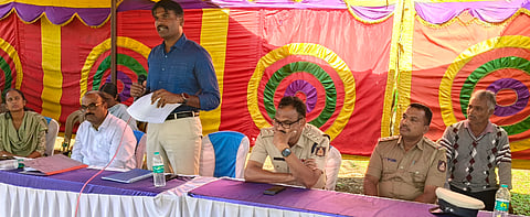ಚನ್ನಪಟ್ಟಣ ತಾಲೂಕು ವಿರುಪಾಪುರ ಹೋಬಳಿಯ ಅಮ್ಮಳ್ಳಿದೊಡ್ಡಿ ಹಾಗೂ ಬಿ.ವಿ.ಹಳ್ಳಿ ಬಳಿ ಅರಣ್ಯ ಇಲಾಖಾ ಅಧಿಕಾರಿಗಳು ಆಯೋಜಿಸಿದ್ದ ರೈತರ ಸಭೆಯಲ್ಲಿ ಮುಖ್ಯ ಅರಣ್ಯ ಸಂರಣಾಧಿಕಾರಿ ಶಿವಶಂಕರ್​ ಮಾತನಾಡಿದರು. ಡಿಸಿಎ್​ ರಾಮಕೃಷ್ಣಪ್ಪ, ಡಿವೈಎಸ್​ಪಿ ಗಿರಿ, ಸಿಪಿಐಗಳಾದ ಪ್ರಕಾಶ್​, ರವಿಕಿರಣ್​ ಇದ್ದರು.