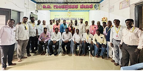 ದೇವನಹಳ್ಳಿಯಲ್ಲಿ ಹಮ್ಮಿಕೊಂಡಿದ್ದ ಕಾರ್ಯಕ್ರಮದಲ್ಲಿ ಕಾರ್ಯನಿರತ ಪತ್ರಕರ್ತರಿಗೆ ಗುರುತಿನ ಚೀಟಿ ವಿತರಿಸಲಾಯಿತು. ತಹಸೀಲ್ದಾರ್​ ಎಂ.ಅನಿಲ್​, ಬಿಎಸ್ಪಿ ರಾಜ್ಯ ಪ್ರಧಾನ ಕಾರ್ಯದರ್ಶಿ ನರಸಿಂಹಯ್ಯ, ಸಂಘದ ಜಿಲ್ಲಾಧ್ಯಕ್ಷ ಶ್ರೀನಿವಾಸ್​, ಪ್ರಧಾನ ಕಾರ್ಯದರ್ಶಿ ಆರ್​.ರಮೇಶ್​ ವಿತರಿಸಿದರು.