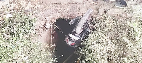 ಡ್ರೈನೇಜ್ ಹೊಂಡಕ್ಕೆ Drainage pit ಬಿದ್ದ ಬೈಕ್.