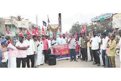 ದೇವದುರ್ಗ ತಾಲೂಕು ಜಾಲಹಳ್ಳಿಯಲ್ಲಿ ಸಿಪಿಐಎಂ ಕಾರ್ಯಕರ್ತರು ಪ್ರತಿಭಟನೆ ನಡೆಸಿದರು. ಜಿಲ್ಲಾ ಕಾರ್ಯದರ್ಶಿ ಮಂಡಳಿ ಸದಸ್ಯ ಗಿರಿಯಪ್ಪ ಪೂಜಾರಿ, ತಾಲೂಕು ಕಾರ್ಯದರ್ಶಿ ನರಸಣ್ಣ ನಾಯಕ, ಮುಖಂಡರಾದ ಮೌನೇಶ ದಾಸರ, ಹನುಮಂತ ಮಡಿವಾಳ, ಬಸವರಾಜ ವಂದಲಿ, ರಿಯಾಜ್ ಆರ್ತಿ, ರಂಗನಾಥ ಬುಂಕಲದೊಡ್ಡಿ, ದುರುಗಪ್ಪ ಹೊರಟ್ಟಿ ಇತರರಿದ್ದರು.