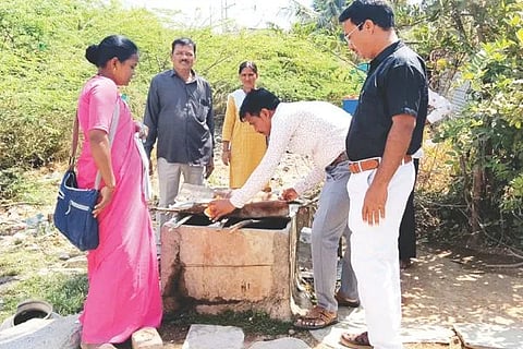 ದೇವದುರ್ಗ ಯಲ್ಲಾಲಿಂಗ ಕಾಲನಿಯಲ್ಲಿ ಆರೋಗ್ಯ ಇಲಾಖೆ ನೌಕರರು ಮನೆಮನೆ ಭೇಟಿನೀಡಿ ಸೊಳ್ಳೆ ಉತ್ಪನ್ನ ಸ್ಥಳ ಪರಿಶೀಲಿಸಿದರು. ವೈದ್ಯಾಧಿಕಾರಿ ಡಾ.ತ್ಯಾಗರಾಜ, ಕ್ಷೇತ್ರ ಆರೋಗ್ಯ ಶಿಕ್ಷಣಾಧಿಕಾರಿ ಶಿವಪ್ಪ, ಗೀತಮ್ಮ, ಚನ್ನಬಸಯ್ಯ ಹಿರೇಮಠ, ನಾಗಮ್ಮ ಇತರರಿದ್ದರು.