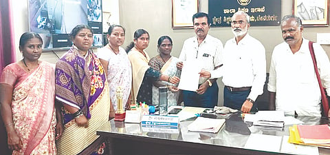 ದೇವದುರ್ಗದಲ್ಲಿ ಬಿಇಒ ಮಲ್ಲಿಕಾರ್ಜುನಗೆ ಅಕ್ಷರ ದಾಸೋಹ ಬಿಸಿಯೂಟ ನೌಕರರ ಸಂಘ ಮನವಿ ಸಲ್ಲಿಸಿತು.. ತಾಲೂಕು ಅಧ್ಯಕ್ಷೆ ಮರಿಯಮ್ಮ, ಕಾರ್ಯದರ್ಶಿ ಶ್ರೀಲೇಖಾ, ಮುಖಂಡರಾದ ಶೋಭಾ, ಮಲ್ಲಮ್ಮ, ಮಂಜುಳಾ ಹಾಗೂ ಸಿಐಟಿಯು ಕಾರ್ಯದರ್ಶಿ ಗಿರಿಯಪ್ಪ ಪೂಜಾರಿ ಇದ್ದರು.