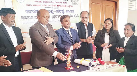 ದೇವದುರ್ಗದ ನ್ಯಾಯಾಲಯ ಆವರಣದಲ್ಲಿ ಆಯೋಜಿಸಿದ್ದ ವಿಶ್ವ ತಂಬಾಕು ನಿಷೇಧ ದಿನ ಕಾರ್ಯಕ್ರಮವನ್ನು ಹಿರಿಯ ಸಿವಿಲ್ ನ್ಯಾಯಾಧೀಶ ಸುರೇಶ ಅಪ್ಪಣ್ಣ ಸವದಿ ಉದ್ಘಾಟಿಸಿದರು. ಟಿಎಚ್‌ಒ ಬನದೇಶ್ವರ, ವಕೀಲರಾದ ಗಂಗಮ್ಮ, ಪ್ರತಿಭಾ, ಭೀಮಮ್ಮ, ಬಸವರಾಜ, ಡಾ.ತ್ಯಾಗರಾಜ, ಸೋಮಪ್ಪ, ಅರುಣ್ ಇದ್ದರು.