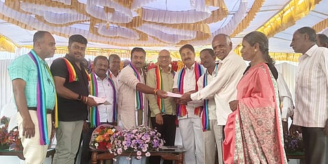 ಬಿದಲೂರು ವಿಎಸ್ಸೆಸ್ಸೆನ್​ ವಾರ್ಷಿಕ ಮಹಾಸಭೆಯನ್ನು ಅಧ್ಯಕ್ಷ ಕೆ.ವಿ.ಮಂಜುನಾಥ್​, ಕೇಂದ್ರ ಸಹಕಾರಿ ಬ್ಯಾಂಕ್​ ಜಿಲ್ಲಾಧ್ಯಕ್ಷ ಎಚ್​.ಎನ್​.ಅಶೋಕ್​ ಉದ್ಘಾಟಿಸಿದರು. ಜಿಲ್ಲಾ ಬ್ಯಾಂಕ್​ ಉಪಾಧ್ಯಕ್ಷ ಎಂ.ರಮೇಶ್​, ನಿರ್ದೇಶಕ ಕೆ.ರಮೇಶ್​, ಗ್ರಾಮಾಂತರ ಜಿಲ್ಲಾ ಉಪ ಪ್ರಬಂಧಕಿ ಮಂಜುಳಾ, ಬಿದಲೂಕು ವಿಎಸ್ಸೆಸ್ಸೆನ್​ ಉಪಾಧ್ಯಕ್ಷ ಬಿ.ವಿ.ಶಶಿಧರ್​, ಮಾಜಿ ಅಧ್ಯಕ್ಷ ಎನ್​.ರವಿ ಇದ್ದರು.