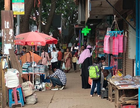ಧಾರವಾಡದಲ್ಲಿ ಫುಟ್​ಪಾತ್​ ಅತಿಕ್ರಮಣ