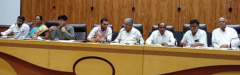 ಧಾರವಾಡ ಜಿ.ಪಂ. ಸಭಾಂಗಣದಲ್ಲಿ ಗ್ಯಾರಂಟಿ ಯೋಜನೆಗಳ ಜಿಲ್ಲಾ ಮಟ್ಟದ ಪ್ರಗತಿ ಪರಿಶೀಲನಾ ಸಭೆ.