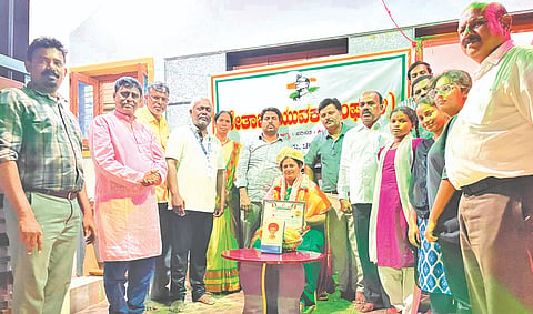 ಗೌರಿಬಿದನೂರು ತಾಲೂಕಿನ ನೇತಾಜಿ ಯುವಕ ಸಂಘದಿಂದ ಹಮ್ಮಿಕೊಂಡಿದ್ದ ಶಿಕ್ಷಕರ ದಿನಾಚರಣೆಯಲ್ಲಿ ನೇತಾಜಿ ಶಿಕ್ಷಕ ಹಾಗೂ ಶಿಕ್ಷಕಿ ಪ್ರಶಸ್ತಿ ಪ್ರದಾನ ಮಾಡಲಾಯಿತು. ಸಂಘದ ಅಧ್ಯಕ್ಷ ವಕೀಲ ಅಶೋಕ್​, ಸಂಘದ ಕಾರ್ಯದರ್ಶಿ ಚಿಕ್ಕಣ್ಣ ಹಾಗೂ ಸದಸ್ಯ ಗೌರೀಶ್​, ನಂಜುಂಡಪ್ಪ, ಕೆ.ವಿ. ಪ್ರಕಾಶ್​, ಜಯಕುಮಾರ್​, ಮಲ್ಲಿಕಾರ್ಜುನ್​, ಗುರುರಾಜ್​, ಪ್ರವಿಣ್​, ಜಾಲಿ ರಾಮಕೃಷ್ಣ ಇದ್ದರು.