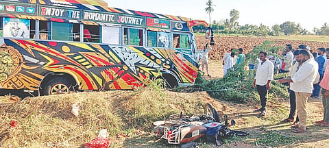ಗಜೇಂದ್ರಗಡ ತಾಲೂಕಿನ ರಾಜೂರ ಬಳಿ ಟೆಂಪೋ ಹಾಗೂ ಬೈಕ್ ನಡುವೆ ಅಪಘಾತ ಸಂಭವಿಸಿರುವುದು.