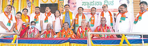 ಮನ್ನಾಎಖೇಳ್ಳಿ ರಸ್ತೆ ಬಾಪೂರ ಕ್ರಾಸ್​ ಹತ್ತಿರದ ಬೀದರ್​ ದಣ ೇತ್ರದ ಬಿಜೆಪಿ ಕಚೇರಿಯಲ್ಲಿ ಸೋಮವಾರ ಸಂಸ್ಥಾಪನಾ ದಿನಾಚರಣೆಯಲ್ಲಿ ಪಕ್ಕಾಗಿ ಸೇವೆ ಸಲ್ಲಿಸಿದ ಹಿರಿಯ ಕಾರ್ಯಕರ್ತರನ್ನು ಶಾಸಕ ಡಾ.ಶೈಲೇಂದ್ರ ಬೆಲ್ದಾಳೆ ಸನ್ಮಾನಿಸಿ ಗೌರವಿಸಿದರು. ಗುರುನಾಥ ರಾಜಗೀರ ಬಗದಲ್​, ಸಂಜುಕುಮಾರ ಕೋಳಿ ಇತರರಿದ್ದರು.