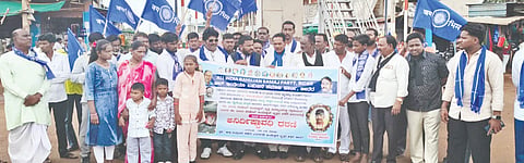 ಚಿಟಗುಪ್ಪ ತಾಲೂಕಿನ ಮನ್ನಾಎಖೇಳ್ಳಿ ಗ್ರಾಮದಿಂದ ಬೀದರ್​ವರೆಗೆ ಮೃತ ಸಂಜೀವಕುಮಾರ ಕುಟುಂಬಕ್ಕೆ ಪರಿಹಾರ ನೀಡುವಂತೆ ಆಗ್ರಹಿಸಿ ಆಲ್​ ಇಂಡಿಯಾ ಬಹುಜನ ಸಮಾಜ ಪಾರ್ಟಿ ಕಾರ್ಯಕರ್ತರು ಪಾದಯಾತ್ರೆ ನಡೆಸಿದರು.