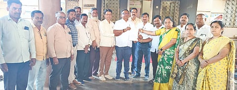 ಹುಮನಾಬಾದ್​ನಲ್ಲಿ ಸೋಮವಾರ ಪ್ರೌಢ ಶಾಲಾ ಶಿಕರ ಸಂದಿಂದ ಎಸ್ಸೆಸ್ಸೆಲ್ಸಿ ಅಂಕಗಳ ಪಟ್ಟಿಯಿಂದ ಹಿಂದಿ ವಿಷಯ ಹೊರಗಿಡುವ ನಿರ್ಧಾರವನ್ನು ಮರು ಪರಿಶೀಲಿಸುವಂತೆ ಒತ್ತಾಯಿಸಿ ವಿಧಾನ ಪರಿಷತ್​ ಸದಸ್ಯ ಡಾ.ಚಂದ್ರಶೇಖರ ಪಾಟೀಲ್​ ಪಾಟೀಲ್​ ಅವರಿಗೆ ಮನವಿ ಪತ್ರ ಸಲ್ಲಿಸಲಾಯಿತು.ಜಿಲ್ಲಾಧ್ಯ ಶೇಖ್​ ಮಹೆಬೂಬ್​ ಪಟೇಲ್​, ಆನಂದ ಶಿವನಾಯಕ,  ಡಾ.ಸಾರಿಕಾ ಗಂಗಾ,    ಸೋಮನಾಥ ಗ್ಯಾನಪ್ಪ ಇತರರಿದ್ದರು.