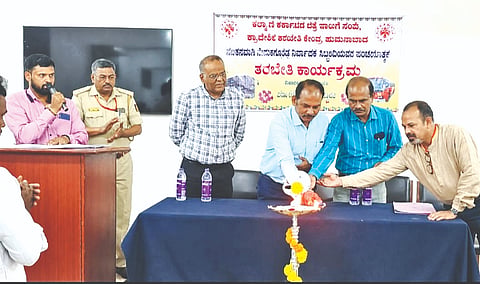 ಹುಮನಾಬಾದ್​ ಹೊರವಲಯದ ಕಲ್ಯಾಣ ಕರ್ನಾಟಕ ರಸ್ತೆ ಸಾರಿಗೆ ನಿಗಮದ ಪ್ರಾದೇಶಿಕ ತರಬೇತಿ ಕೇಂದ್ರದಲ್ಲಿ ನೂತನ ನಿರ್ವಾಹಕರಿಗಾಗಿ ಗುರುವಾರ ಆಯೋಜಿಸಿದ್ದ ಪರಿಚಯಾತ್ಮ ಕಾರ್ಯಕ್ರಮ ಕಲ್ಯಾಣ ಕರ್ನಾಟಕ ರಸ್ತೆ ಸಾರಿಗೆ ನಿಗಮದ ಮುಖ್ಯ ಕಾನೂನು ಅಧಿಕಾರಿ ಎಸ್​.ಡಿ. ಭಾವಿಕಟ್ಟಿ ಉದ್ಘಾಟಿಸಿದರು. ಸಿ.ಎಸ್​. ಫುಲೇಕರ್​, ಮಲ್ಲಿಕಾರ್ಜುನ ದೇಗಲ್ಮಡಿ, ಮಹಾದೇವಪ್ಪ ಉಪ್ಪಿನ, ಸುಭಾಫಿ ಬಿರಾದಾರ್​, ಬಸವರಾಜ ಚಾಮರಡ್ಡಿ ಇದ್ದರು.