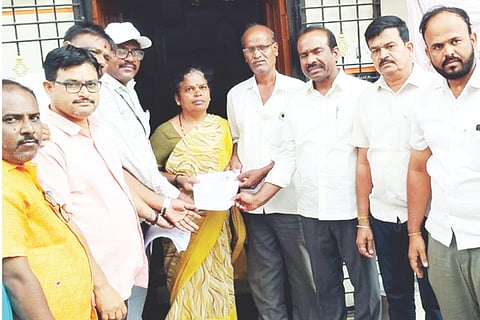 ಹಗರಿಬೊಮ್ಮನಹಳ್ಳಿಯಲ್ಲಿ ವಿಧಾನ ಪರಿಷತ್ತ್ ಮುಖ್ಯ ಸಚೇತಕ ಎನ್.ರವಿಕುಮಾರ್ ಮತದಾರರ ಹಕ್ಕು ದೃಢಪಡಿಸಿಕೊಳ್ಳುವ ಪ್ರತಿ ವಿತರಿಸಿದರು. ಬಿಜೆಪಿ ಮಂಡಲ ಅಧ್ಯಕ್ಷ ಬೆಣಕಲ್ ಪ್ರಕಾಶ್, ಪ್ರದಾನ ಕಾರ್ಯದರ್ಶಿ ದಿವಾಕರ್, ನಗರಘಟಕದ ಅಧ್ಯಕ್ಷ ಮಂಜುನಾಥ ಹಿರೇಮಠ, ಪುರಸಭೆ ಸದಸ್ಯ ದೀಪಕ್ ಸಾ ಕಠಾರಿ ಇದ್ದರು.