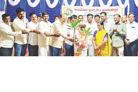 ಹಗರಿಬೊಮ್ಮನಹಳ್ಳಿ ತಾಲೂಕಿನ ಹಂಪಾಪಟ್ಟಣದಲ್ಲಿ ಪ್ರತಿಭಾವಂತ ವಿದ್ಯಾರ್ಥಿಗಳಿಗೆ ಪ್ರತಿಭಾ ಪುರಸ್ಕಾರ ಹಾಗೂ ಉಚಿತ ನೋಟ್‌ಬುಕ್ ವಿತರಣಾ ಕಾರ್ಯಕ್ರಮ ಉದ್ಘಾಟನೆ ಸಂದರ್ಭ ಜನಸೇವಾ ಟ್ರಸ್ಟ್ ಅಧ್ಯಕ್ಷ ಬುಡ್ಡಿ ಬಸವರಾಜ, ಗ್ರಾಪಂ ಸದಸ್ಯ ಎನ್.ನಾಗರಾಜ್, ಪ್ರಮುಖರಾದ ಪೂಜಾರಿ ನಿಂಗಣ್ಣ, ಸಿ.ಶಿವಾನಂದ್, ಉಮಾಪತಿ ಶೆಟ್ಟರ್, ರಾಜವಲಿ ಗಡ್ಡದ್, ಅಶೋಕ ಉಪ್ಪಾರ್ ಇದ್ದರು.