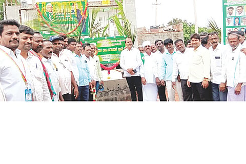 ಹಗರಿಬೊಮ್ಮನಹಳ್ಳಿಯ ರಾಮನಗರದಲ್ಲಿ ಹಮ್ಮಿಕೊಂಡಿದ್ದ ಡಾ.ಬಾಬು ಜಗಜೀವನ ರಾಮ್ ಅವರ ಪುಣ್ಯಸ್ಮರಣೆ ಕಾರ್ಯಕ್ರಮದಲ್ಲಿ ಶಾಸಕ ಕೆ.ನೇಮಿರಾಜ್‌ನಾಯ್ಕ ನಾಮಫಲಕ ಅನಾವರಣಗೊಳಿಸಿದರು. ಪ್ರಮುಖರಾದ ಯಡ್ರಮ್ಮನಹಳ್ಳಿ ಮರಿಯಪ್ಪ, ಚಿಂತ್ರಪಳ್ಳಿ ರಮೇಶ, ನಾಗರಾಜ ಕಲ್ಲಳ್ಳಿ, ರಮೇಶ ಪೂಜಾರಿ, ಕೋಗಳಿ ಉಮೇಶ, ದಶಮಾಪುರ ಮರಿಯಪ್ಪ, ಅಲಬೂರು ಗಣೇಶ ಇತರರಿದ್ದರು.
