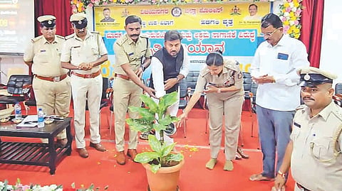 ಮಾದಕ ವಸ್ತುಗಳ ದುರುಪಯೋಗ ಮತ್ತು ಅಕ್ರಮ ಸಾಗಣೆ ವಿರುದ್ಧ ಹೂವಿನಹಡಗಲಿಯಲ್ಲಿ ಆಯೋಜಿಸಿದ್ದ ಜಾಗೃತಿ ಅಭಿಯಾನ ಕಾರ್ಯಕ್ರಮವನ್ನು ಶಾಸಕ ಕೃಷ್ಣನಾಯ್ಕ ಉದ್ಘಾಟಿಸಿದರು. ಎಸ್ಪಿ ಎಸ್. ಜಾಹ್ನವಿ, ಡಿವೈಎಸ್ಪಿ ಡಾ. ಸಂತೋಷ್ ಚವ್ಹಾಣ್, ಸಿಪಿಐ ಮಲ್ಲಪ್ಪ ಎಸ್. ಹೂಗಾರ ಹಾಗೂ ಇತರರಿದ್ದರು.
