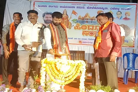 ಯಡೇಹಳ್ಳಿ ಗ್ರಾಮದಲ್ಲಿ ಆಯೋಜಿಸಿದ್ದ ಹಿಂದೂ ಸಂಗಮ ಕಾರ್ಯಕ್ರಮವನ್ನು ಎಂಎಲ್‌ಸಿ ಸಿ.ಟಿ.ರವಿ ಉದ್ಘಾಟಿಸಿದರು.  ಶ್ರೀನಿವಾಸ್, ಮಲ್ಲೇಶಪ್ಪ, ತ್ರಿಮೂರ್ತಿ ಇತರರಿದ್ದರು.