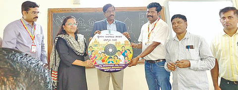 ಹಾನಗಲ್​ ಪಟ್ಟಣದಲ್ಲಿ ಜನಗಣತಿ (Census) ಗೀತೆಯ ಸಿಡಿಯನ್ನು ಜಿಲ್ಲಾಧಿಕಾರಿ ಡಾ.ವಿಜಯಮಹಾಂತೇಶ ದಾನಮ್ಮನವರ ಬಿಡುಗಡೆಗೊಳಿಸಿದರು. 
