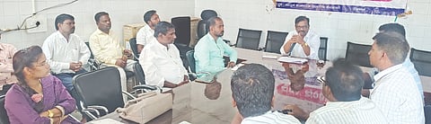 ಹುಲಸೂರು ತಾಲೂಕು ಪಂಚಾಯಿತಿ ಸಭಾಂಗಣದಲ್ಲಿ ಸೋಮವಾರ ತಾಪಂ ಇಒ ಮಹಾದೇವ ಜಮ್ಮು ಅವರ ಅಧ್ಯತೆಯಲ್ಲಿ ಪ್ರಗತಿ ಪರಿಶೀಲನೆ ಸಭೆ ನಡೆಯಿತು. ಪಿಡಿಒಗಳಾದ ವಿನಯ ಕುಮಾರ, ಸಿದ್ದಲಿಂಗ ಪದ್ಮ, ಮಹಾರುದ್ರಪ್ಪ ಭರಮಶೆಟ್ಟೆ, ಜ್ಯೋತಿ ಕಾವಡೆ ಇತರರಿದ್ದರು.